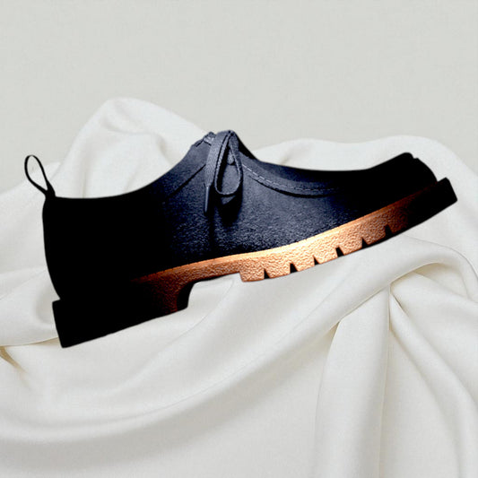 GRAVITAS: Chaussure Wallabee revisité en daim premium texturé - Bleu marine