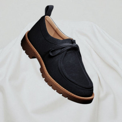 GRAVITAS: Chaussure Wallabee revisité en daim premium texturé - Bleu marine