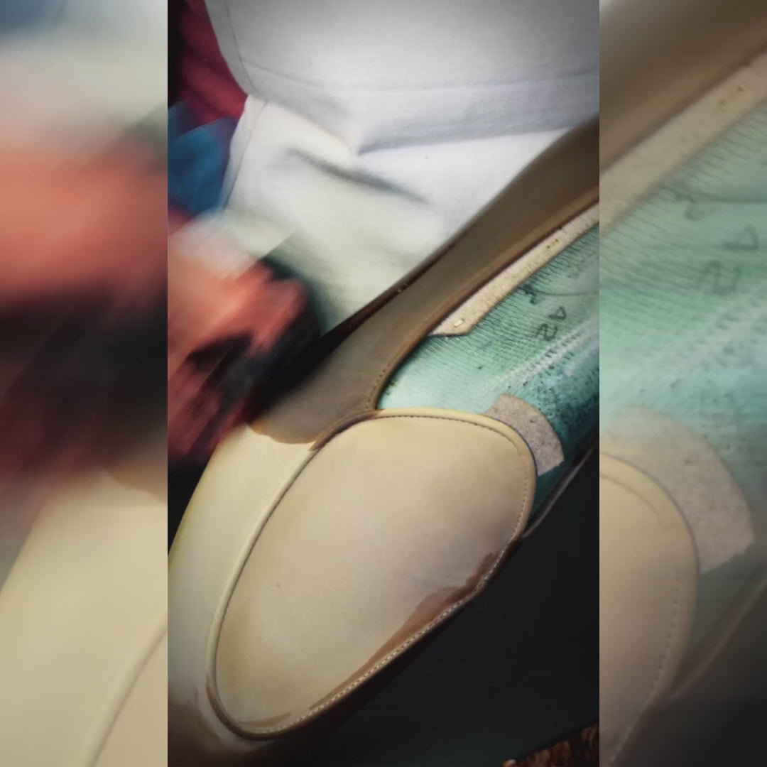 Charger la vidéo : Une nouvelle référence chaussures  de cuir qui s'installe